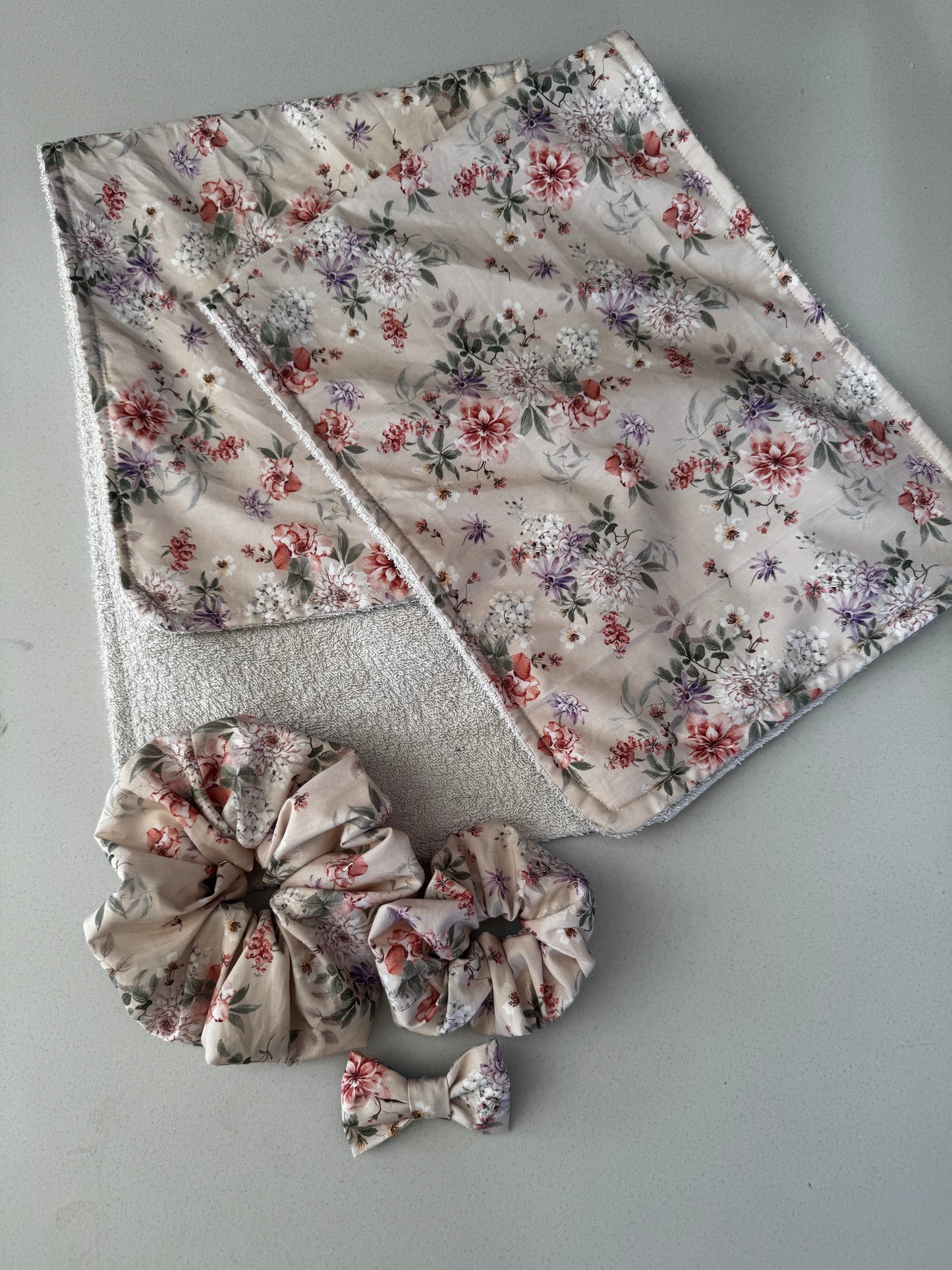 Bundle pack 1x burp cloths 1x XL & 1x mini scrunchie 1x Bow Hair Clip